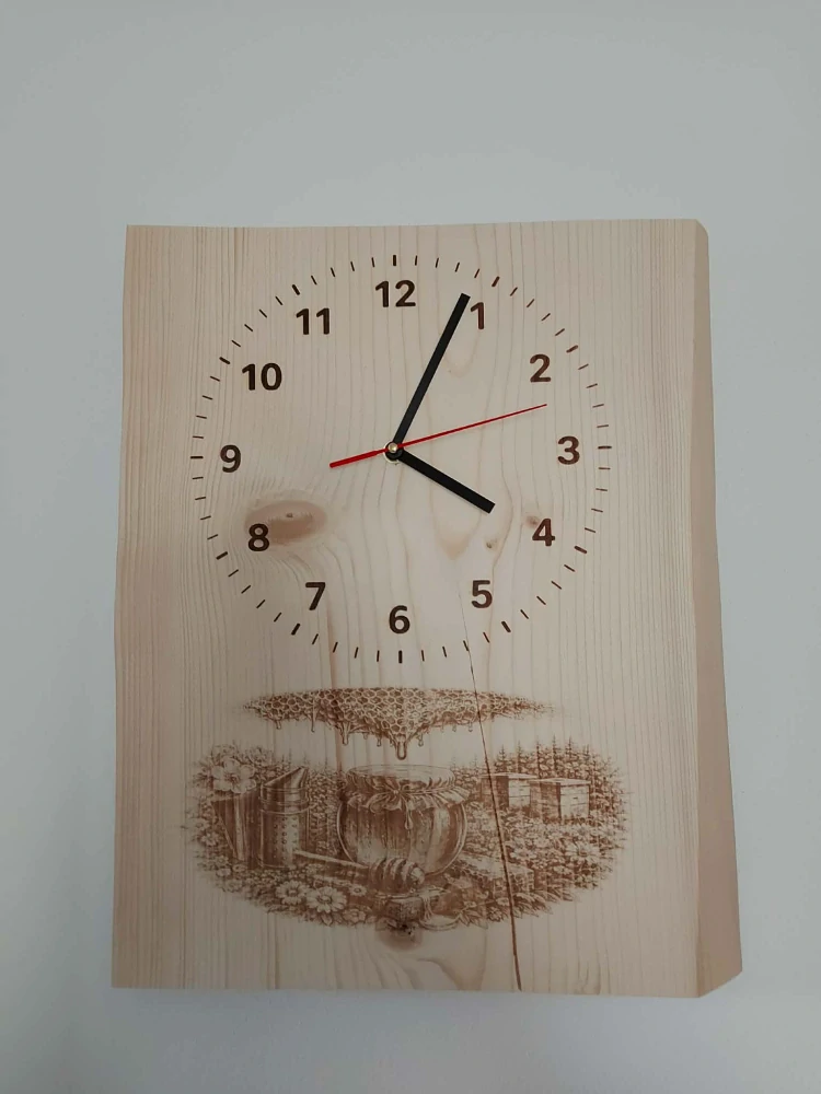 Gravírované masívne drevené hodiny
