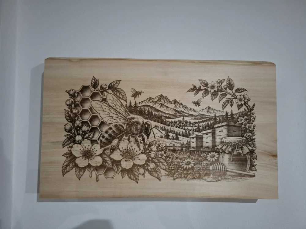Drevený obraz Včelárstvo – včela, úle a horská krajina | masívna lipa 44 × 30 cm
