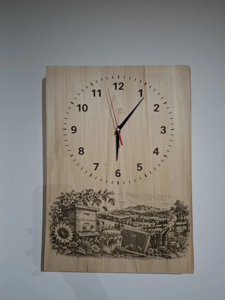 Drevené hodiny Včelárstvo – gravírované hodiny z masívnej lipy 44 × 35 cm