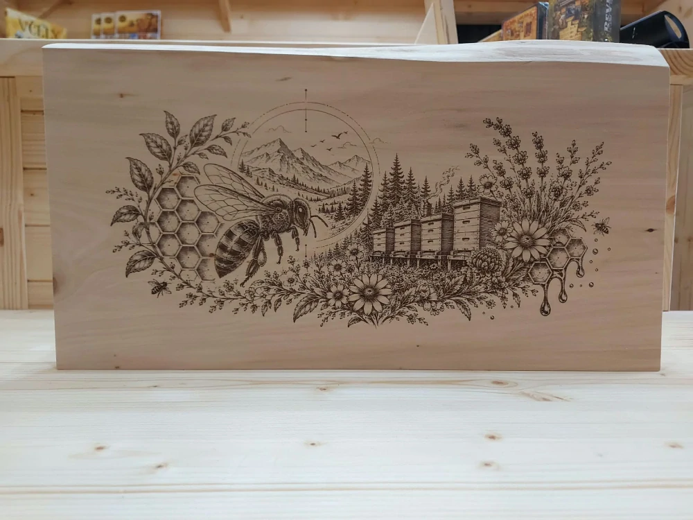 Gravírovaný drevený obraz Včely a úľ – lipa 44 × 25 cm