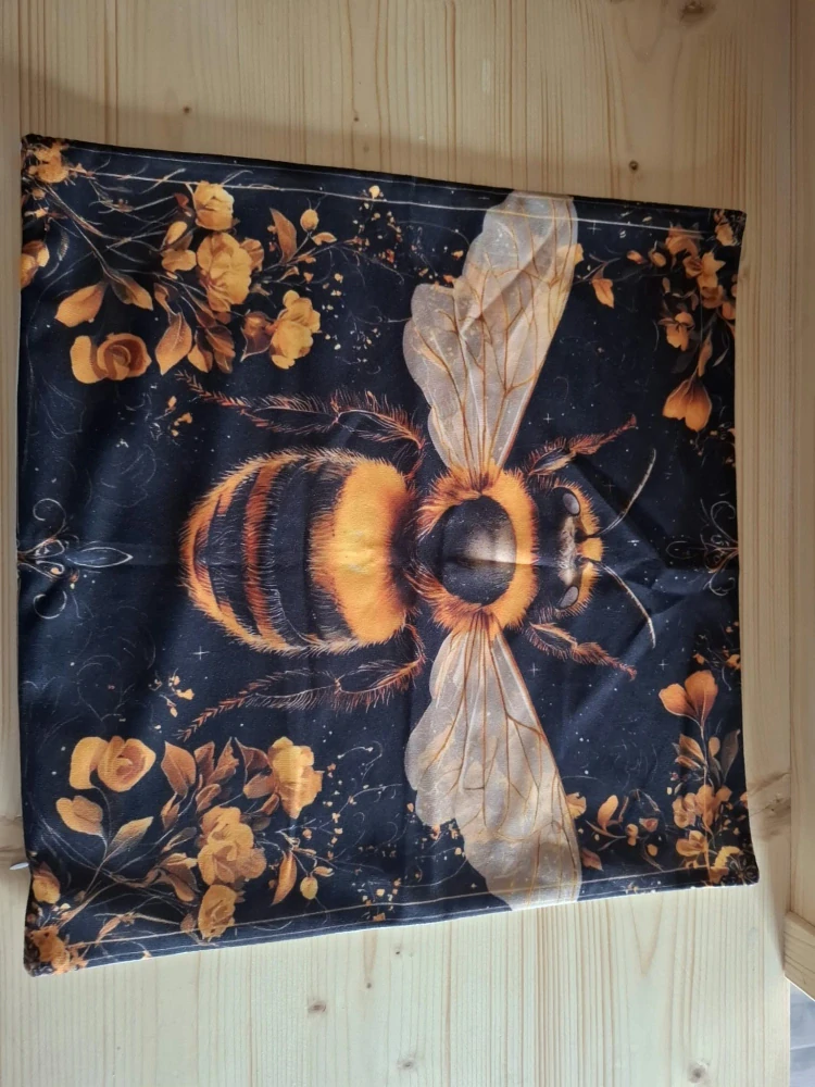 Obliečka na vankúš s včelou – 40 × 40 cm