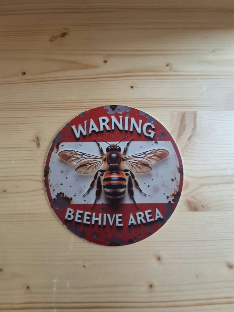 Kovová tabuľka WARNING BEEHIVE AREA – včelárska dekorácia