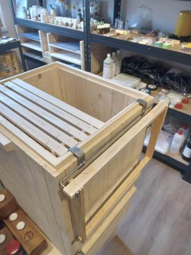 Držiak na rámik na úľ 