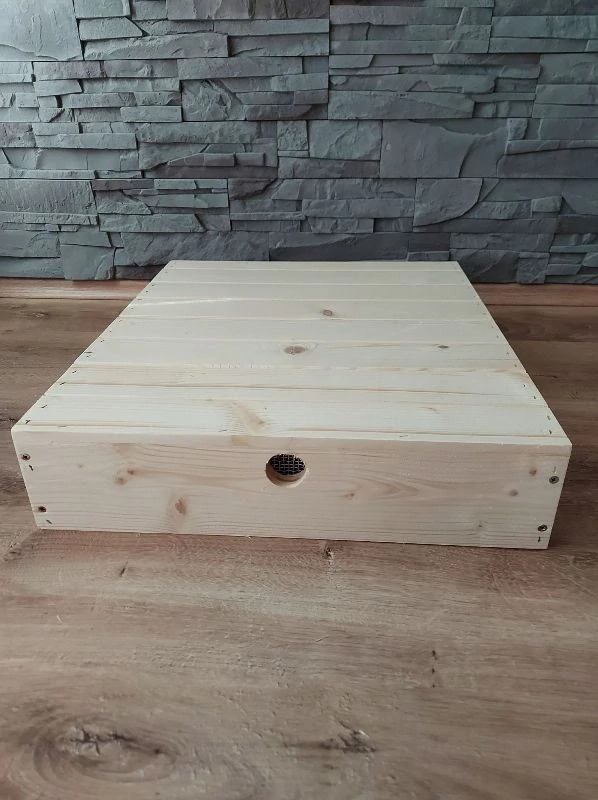 Drevená strecha na včelí úľ – pohľad v priestore