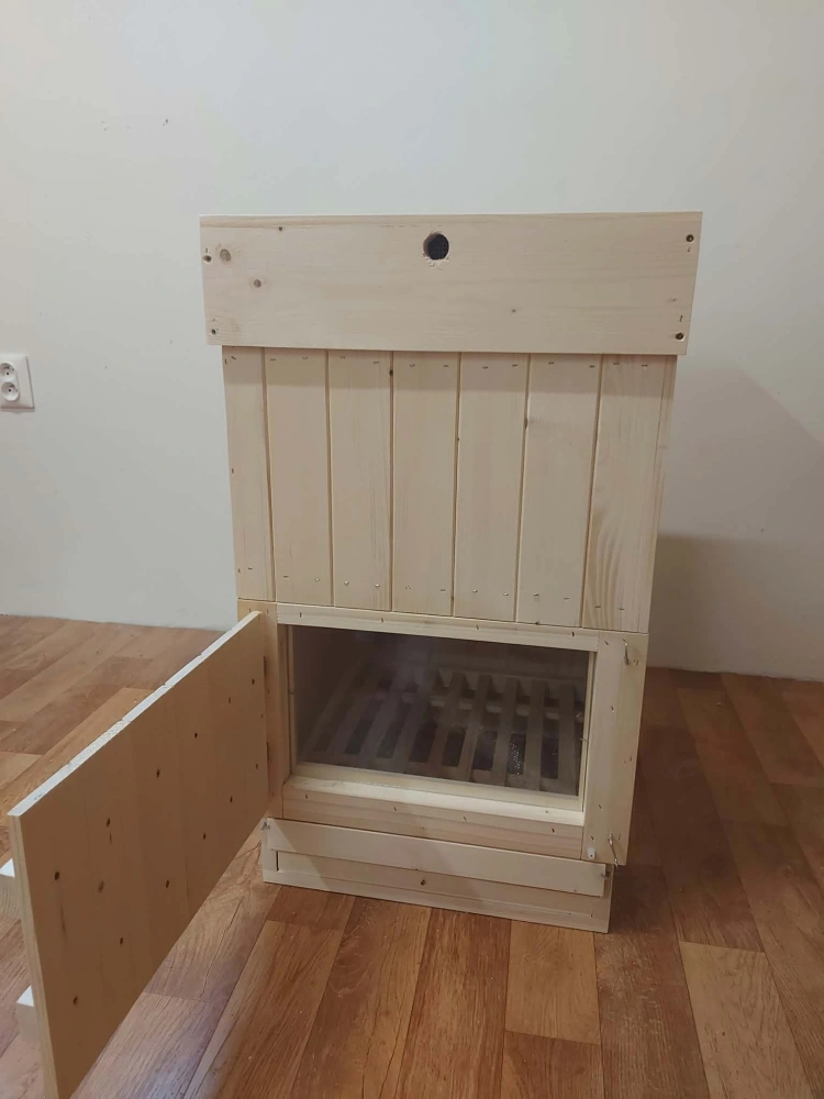 Presklený zateplený včelí úľ – detail otvorených dvierok