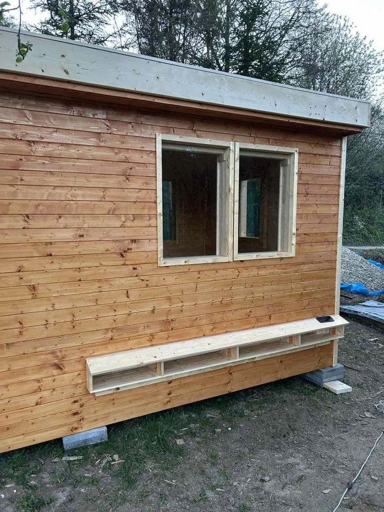 Apidomček zelená strecha – čelný pohľad z exteriéru