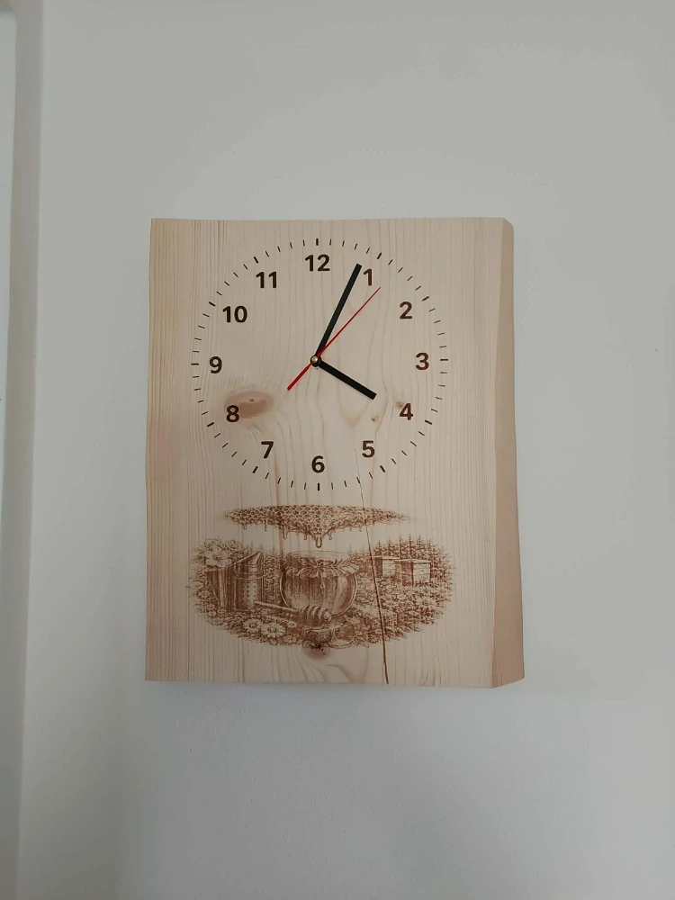 Gravírované masívne drevené hodiny