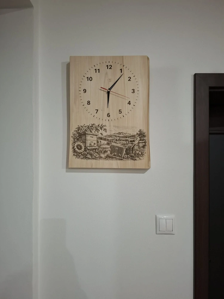 Drevené hodiny Včelárstvo – gravírované hodiny z masívnej lipy 44 × 35 cm