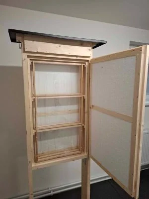 Presklený pozorovací úľ – detail otvoreného vnútra pre rámiky