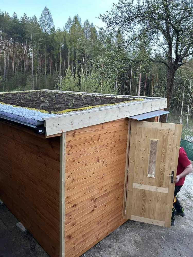 Apidomček zelená strecha – pohľad na zelenú strechu a vstup