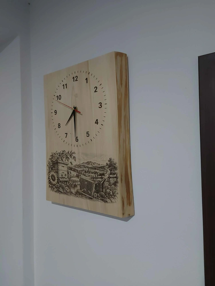 Drevené hodiny Včelárstvo – gravírované hodiny z masívnej lipy 44 × 35 cm