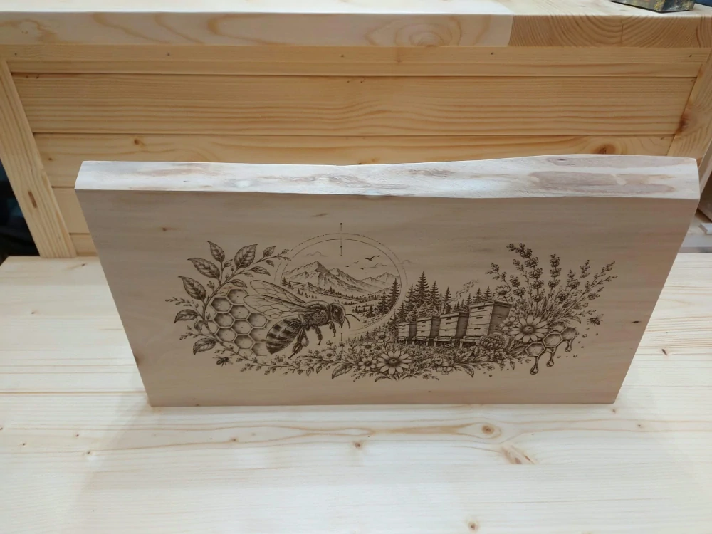 Gravírovaný drevený obraz Včely a úľ – lipa 44 × 25 cm