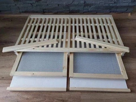 Úľ ležan – 33-rámikový – detail zasieťovaného varroa dna s podložkami