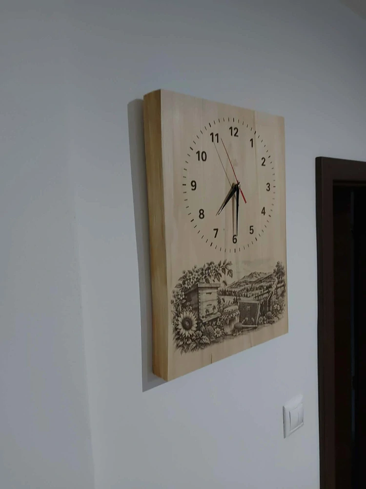 Drevené hodiny Včelárstvo – gravírované hodiny z masívnej lipy 44 × 35 cm
