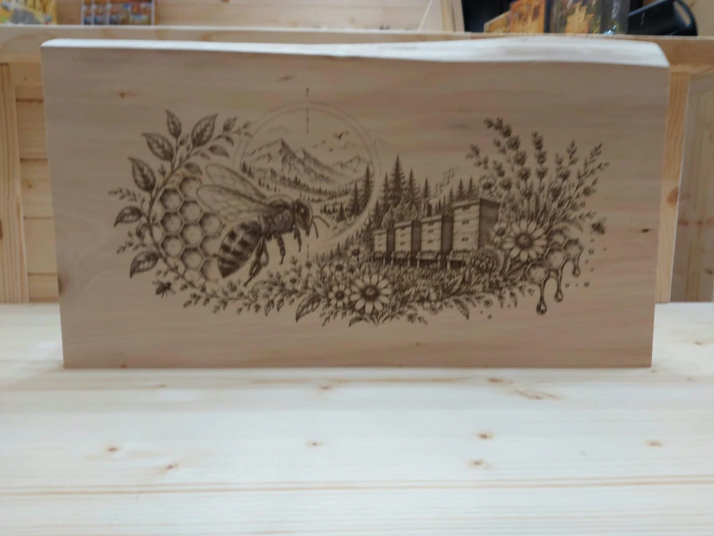 Gravírovaný drevený obraz Včely a úľ – lipa 44 × 25 cm