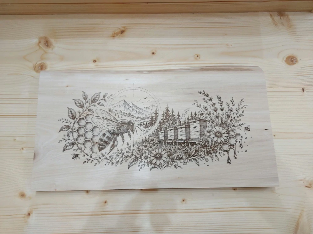 Gravírovaný drevený obraz Včely a úľ – lipa 44 × 25 cm