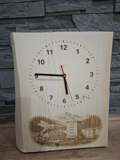 Gravírované masívne drevené hodiny