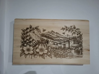 Drevený obraz Včelárstvo – včela, úle a horská krajina | masívna lipa 44 × 30 cm