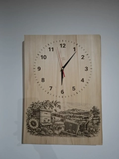Drevené hodiny Včelárstvo – gravírované hodiny z masívnej lipy 44 × 35 cm