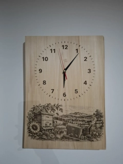 Drevené hodiny Včelárstvo – gravírované hodiny z masívnej lipy 44 × 35 cm