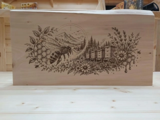 Gravírovaný drevený obraz Včely a úľ – lipa 44 × 25 cm
